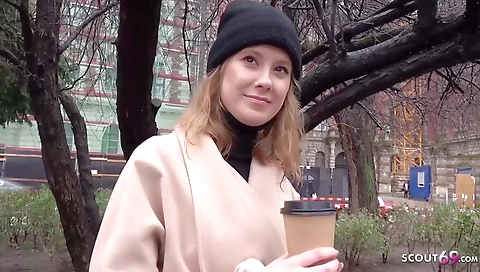 Mas zooms his gf's pussy at home obedience