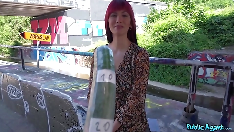 Mature woman fucks her pussy