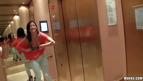 Married girl gives head to the besto